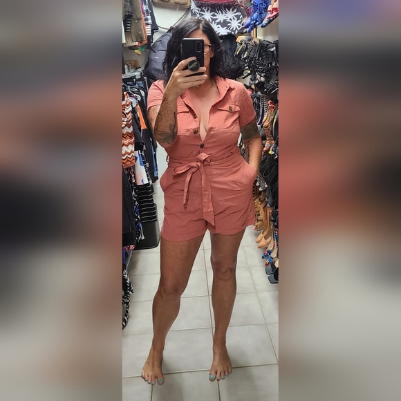 Vetinee Women's Belted Short Sleeved Romper in Medium - Picture 3 of 7